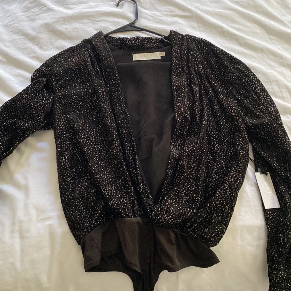 New w out tag ASTR velvet bodysuit size small - Picture 3 of 4